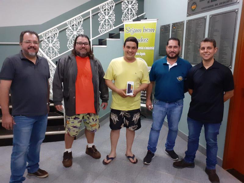 Foto: Aurélio e Nélio (Diretores da ACIMA) entregando prêmio para Pedro Henrique Alves Meirelles e Luís Fernando (Gerente Executivo da ACIMA) e Dênis (Diretor da ACIMA).