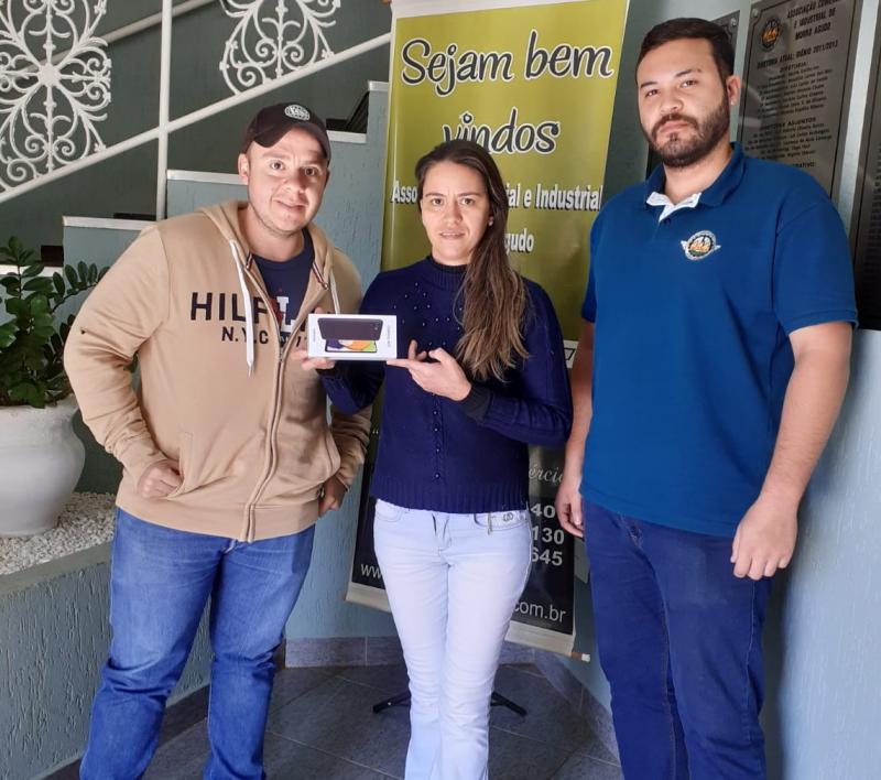 Foto: Pedrinho (Proprietário da Panificadora Castro Alves) entregando prêmio para Josinete de Souza Prado e Enry (Office Boy da ACIMA).
