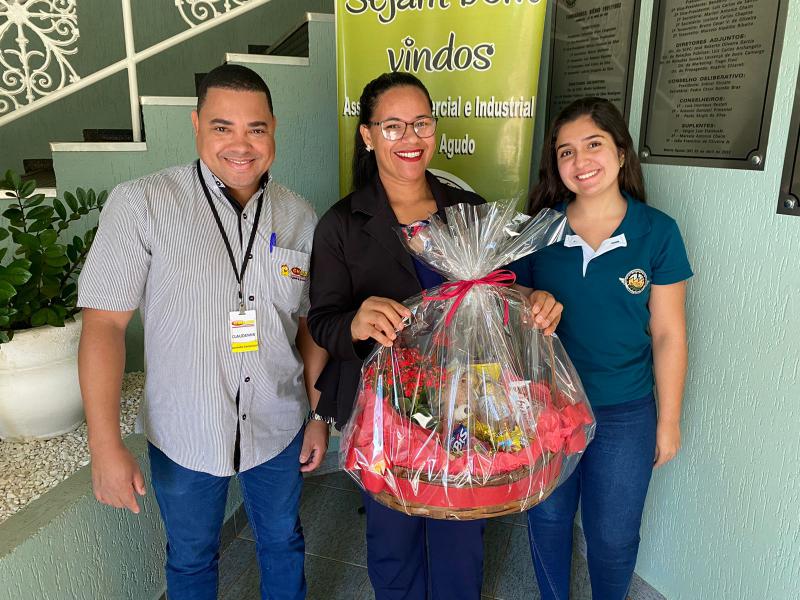 Foto: Bil (Gerente do Supermercado Chaim) entregando prêmio para Nilma Alencar da Silva e Lara Fernanda (Secretária da ACIMA).